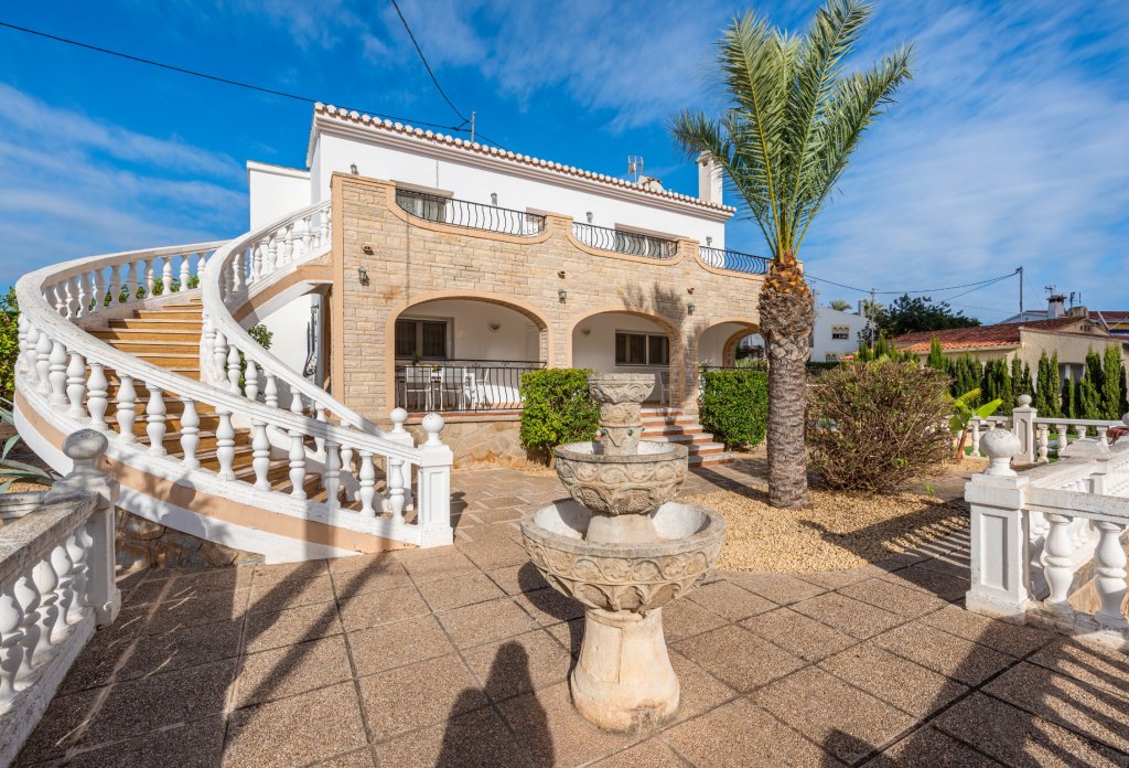 Resale - Villa - Calpe